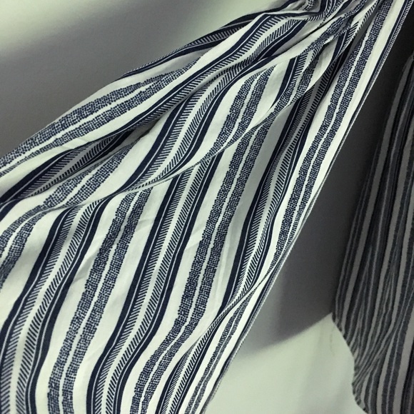 NWOT Paper Crane blouse Sz M striped cold shoulder stunning! - Picture 4 of 8